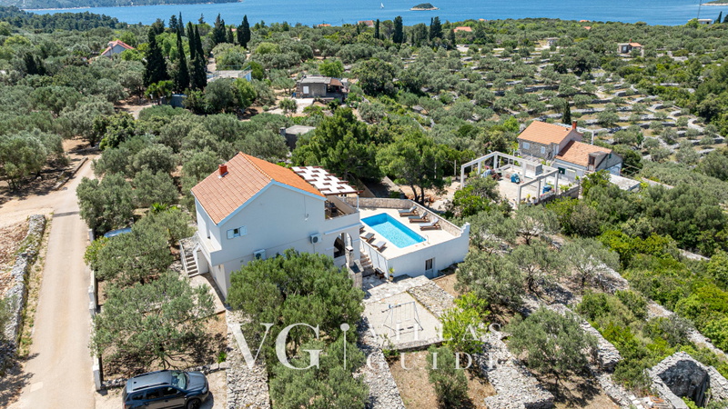 Holiday home SUNSET Garden and property exterior