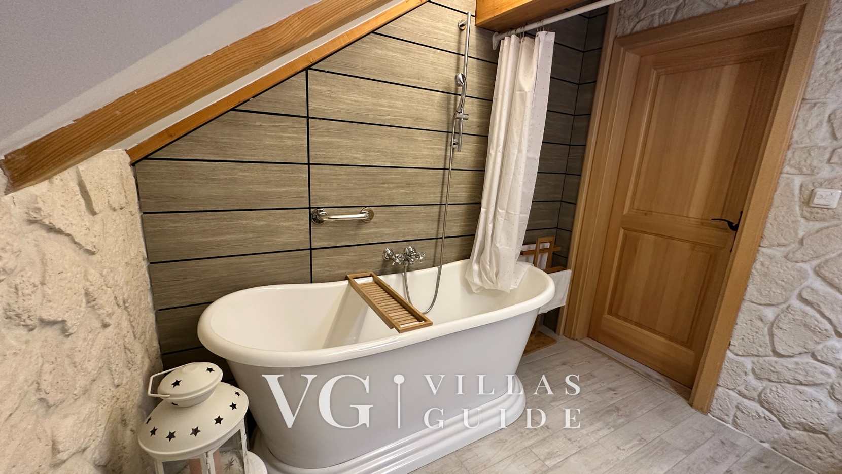 Villa Pine Log Bathroom