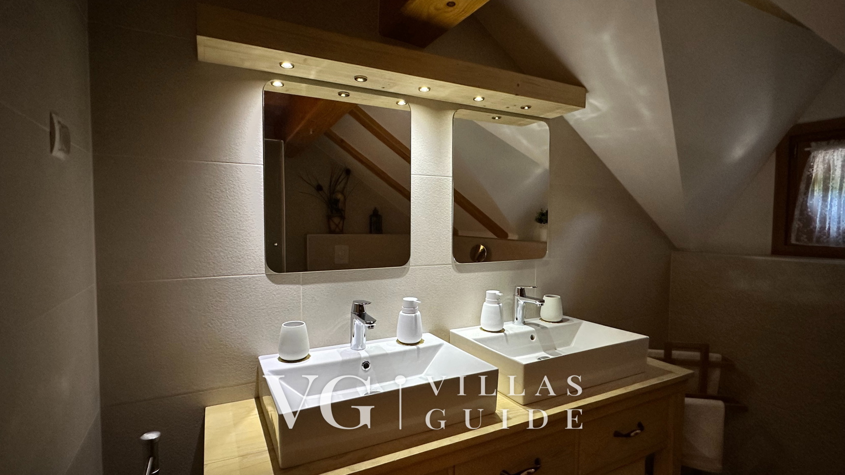 Villa Pine Log Bathroom