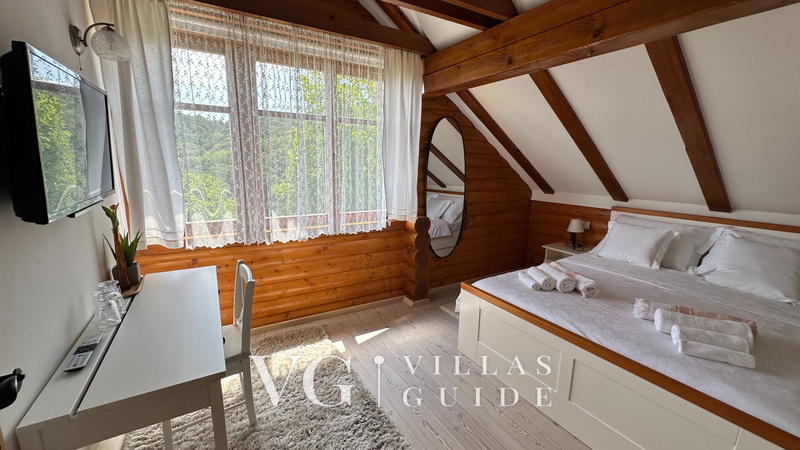 Villa Pine Log Bedroom