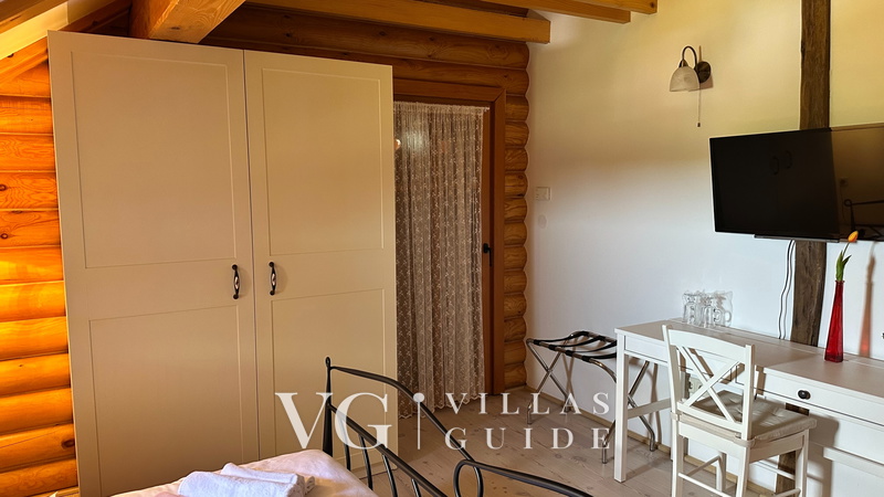 Villa Pine Log Bedroom