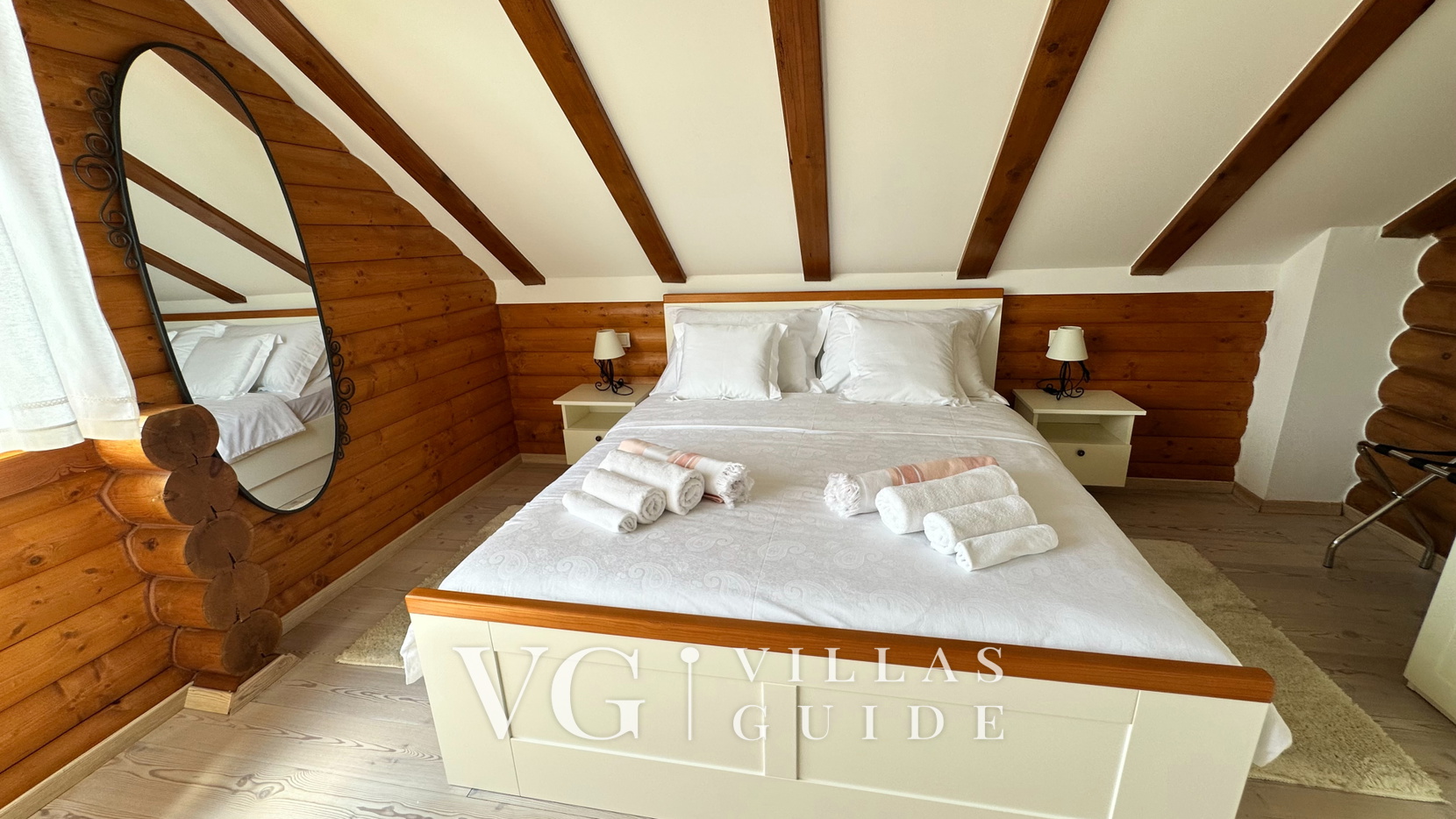 Villa Pine Log Bedroom