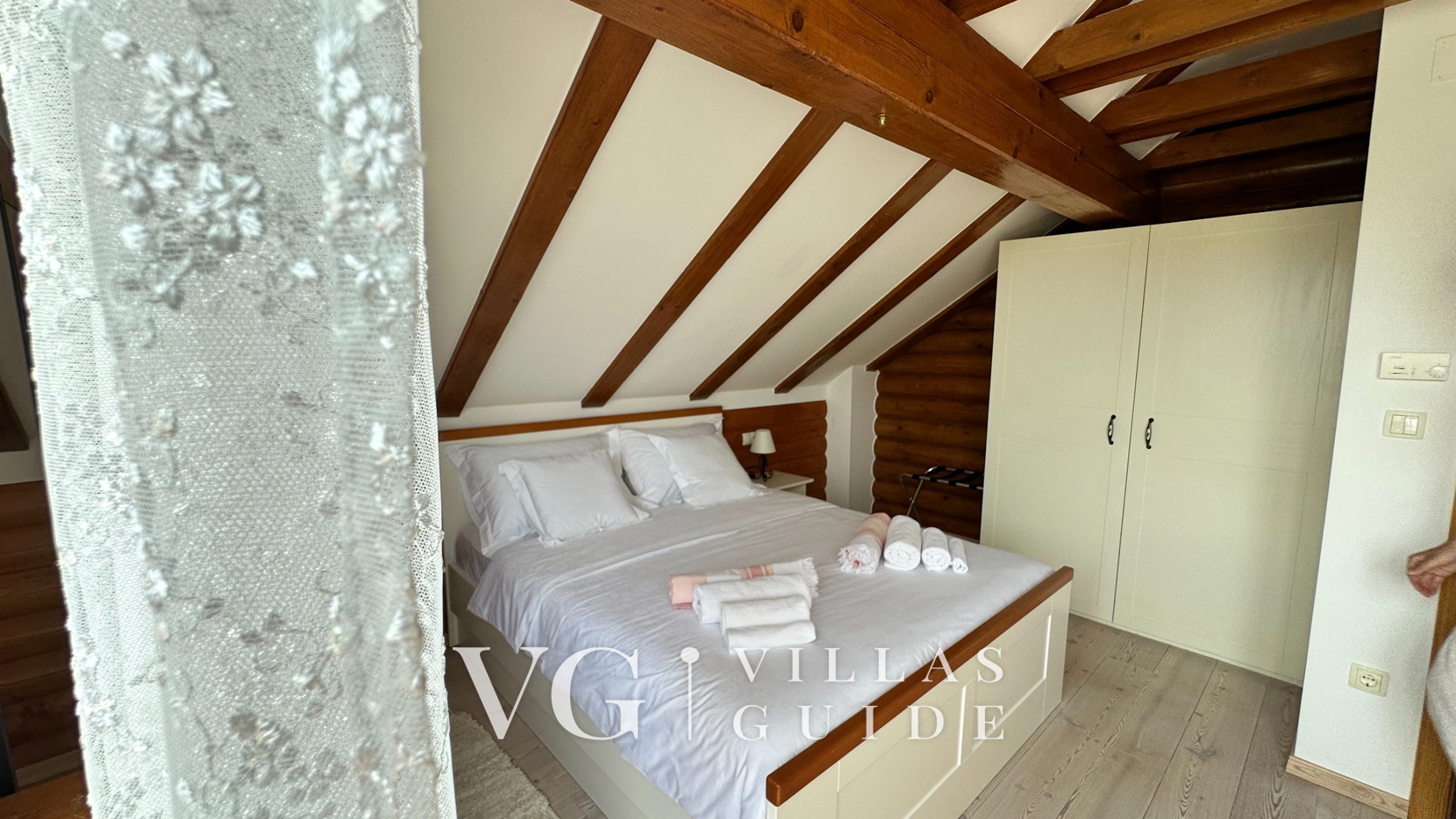 Villa Pine Log Bedroom