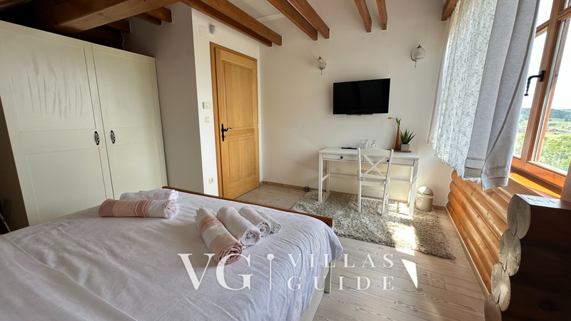 Villa Pine Log Bedroom