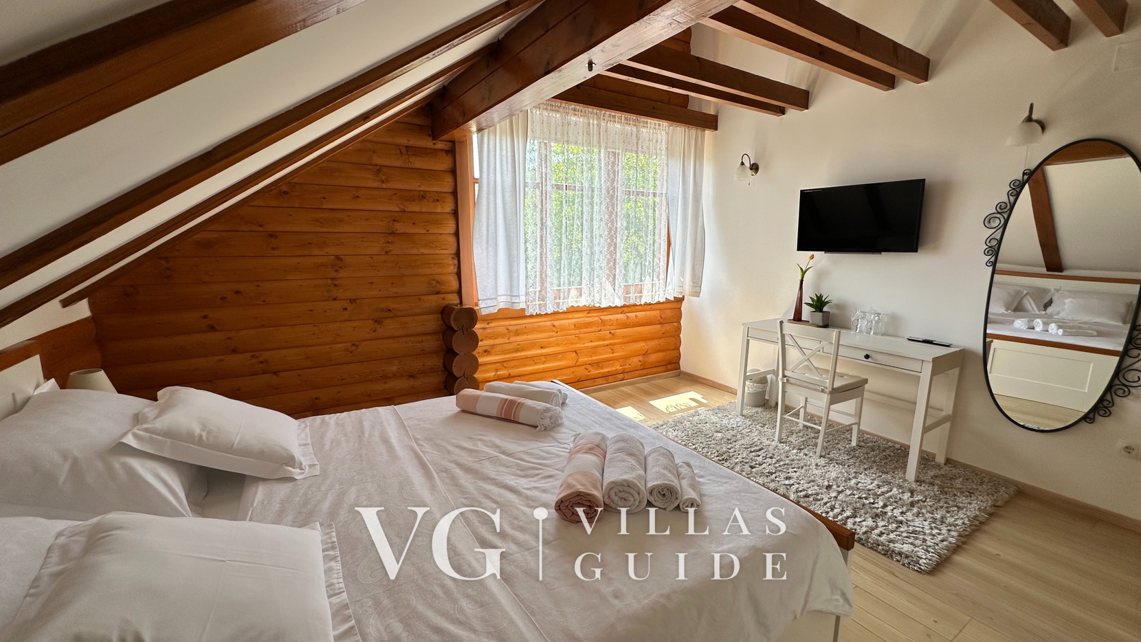 Villa Pine Log Bedroom