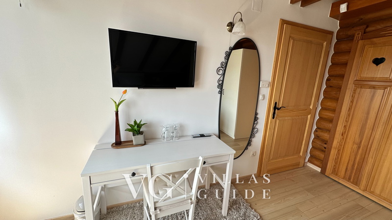 Villa Pine Log Bedroom