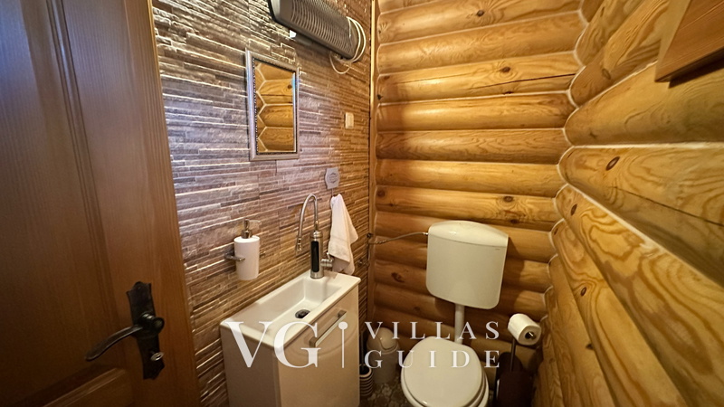 Villa Pine Log Guest toilet