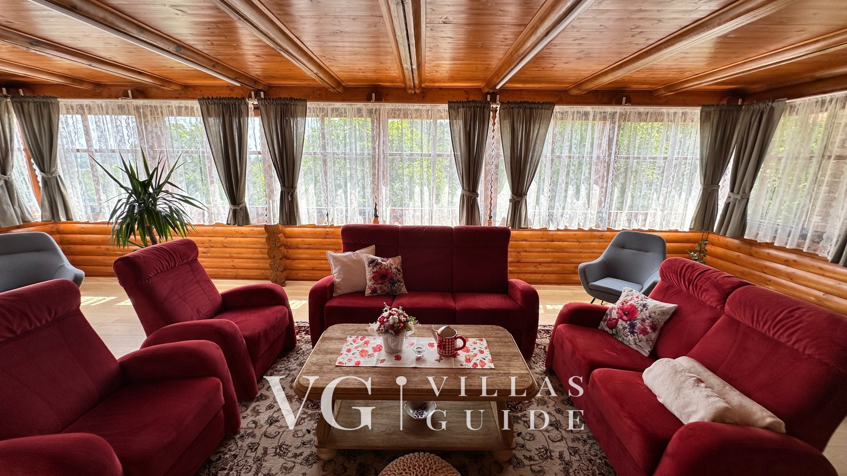 Villa Pine Log Living room