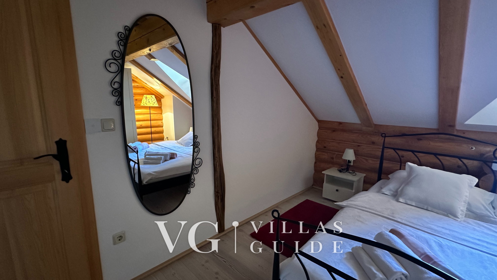 Villa Pine Log Bedroom