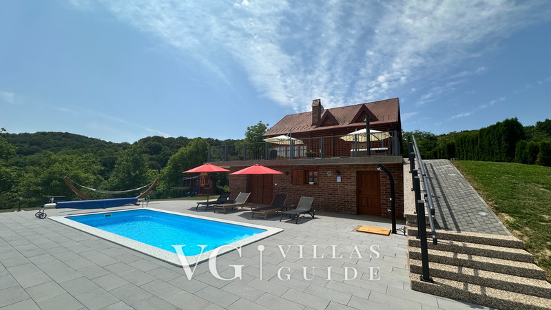 Villa Pine Log Garden and property exterior