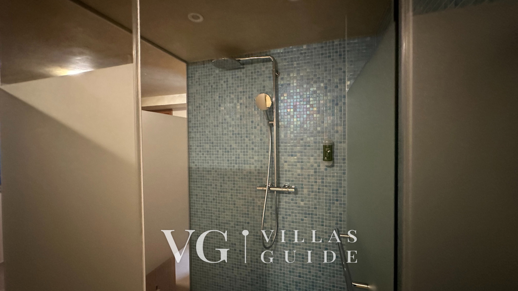 Villa Pine Log Bathroom