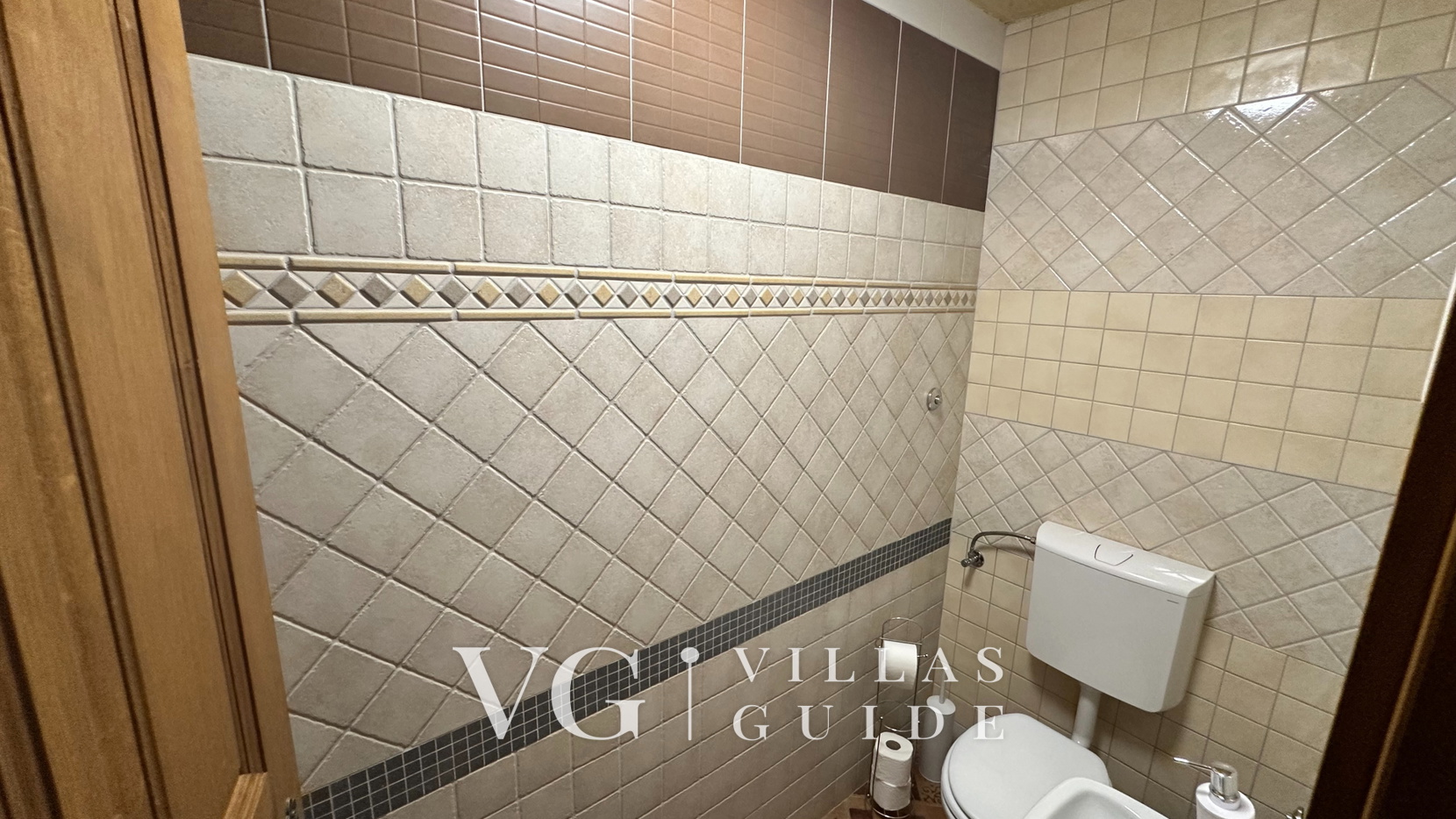 Villa Pine Log Guest toilet