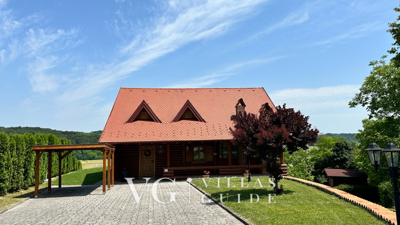 Villa Pine Log Garden and property exterior