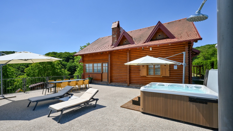 Villa Pine Log