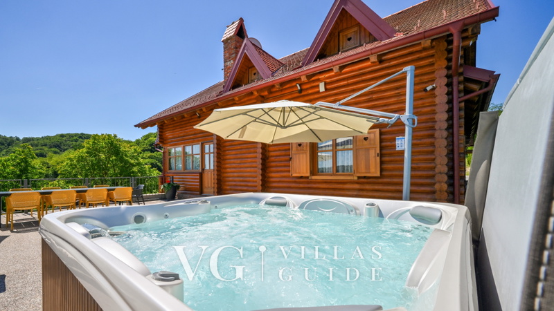 Villa Pine Log wellness