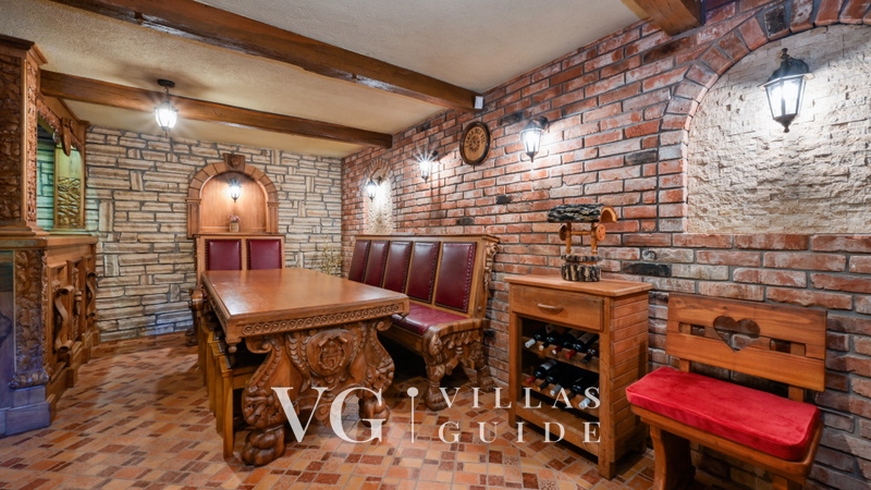 Villa Pine Log
