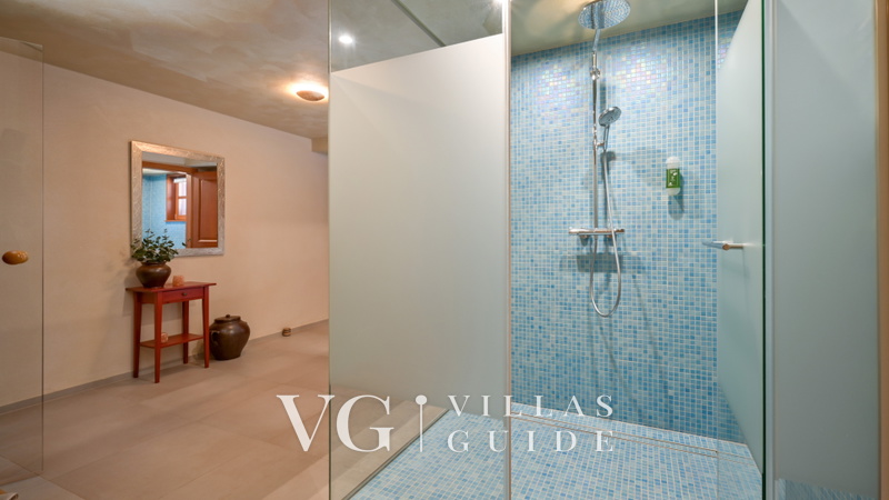 Villa Pine Log Bathroom