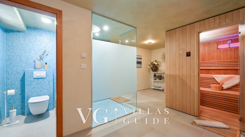 Villa Pine Log