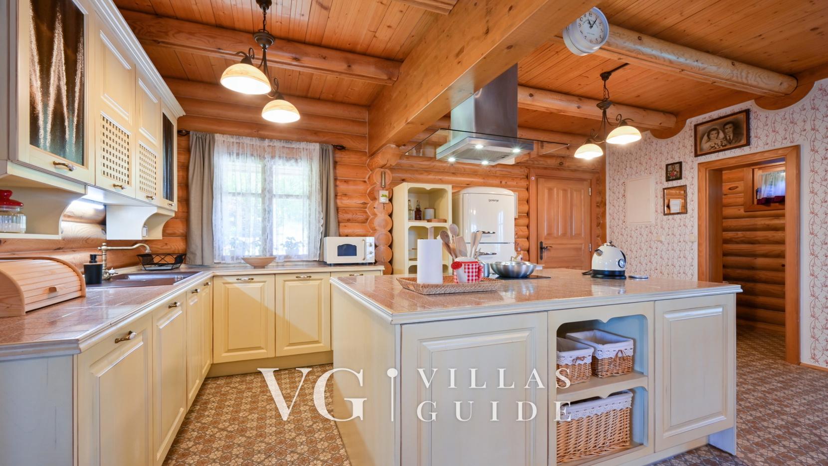 Villa Pine Log Kitchen