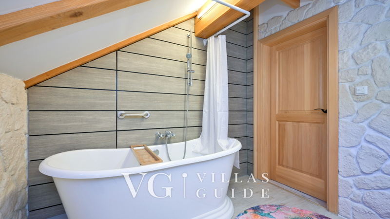 Villa Pine Log Bathroom