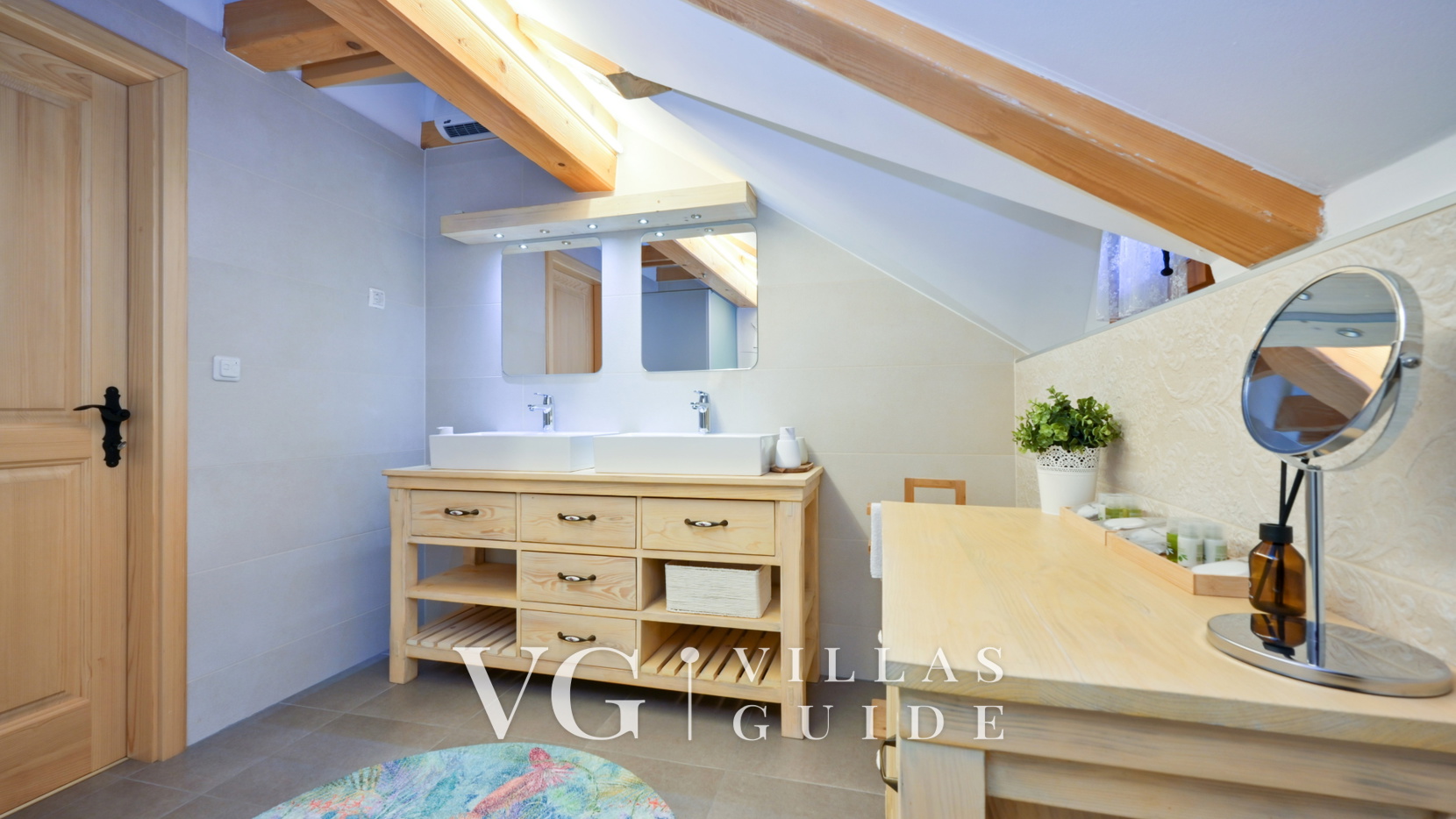 Villa Pine Log Bathroom