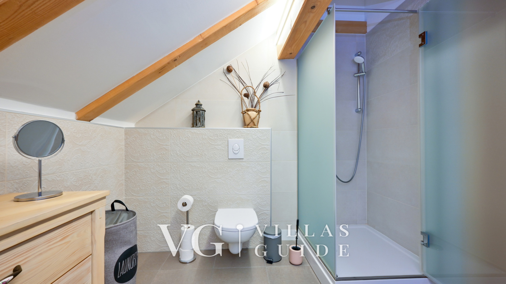 Villa Pine Log Bathroom