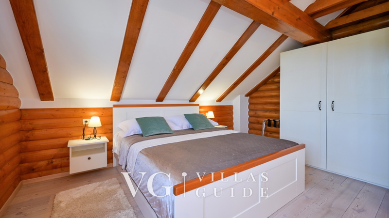 Villa Pine Log Bedroom