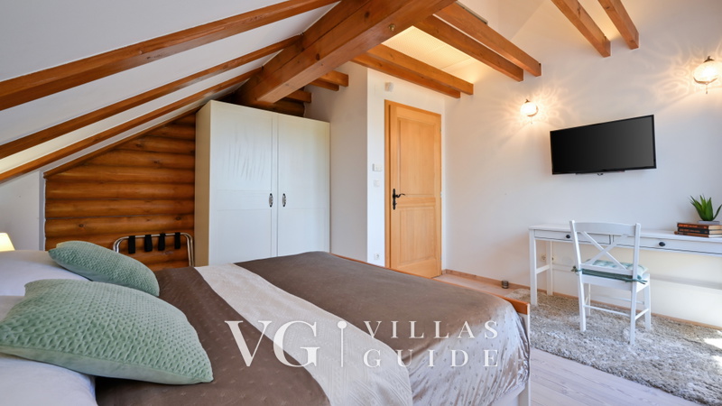 Villa Pine Log Bedroom