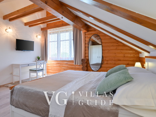 Villa Pine Log