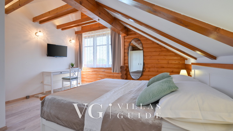 Villa Pine Log