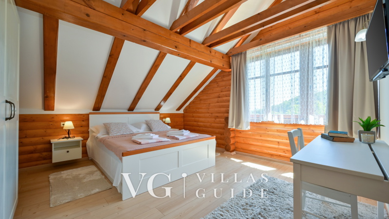 Villa Pine Log Bedroom