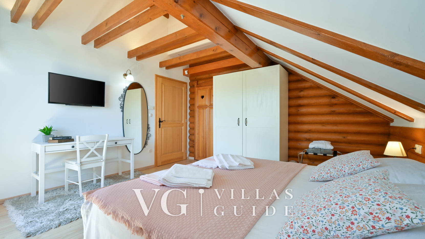 Villa Pine Log Bedroom