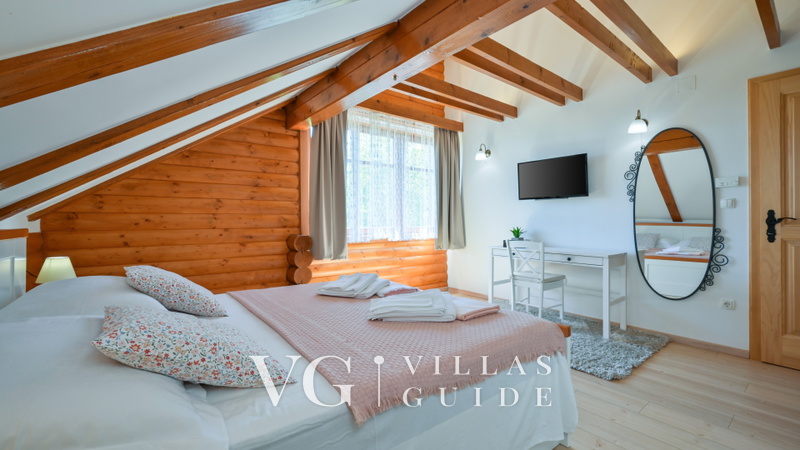 Villa Pine Log Bedroom
