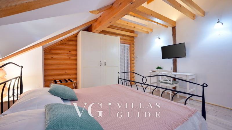 Villa Pine Log Bedroom