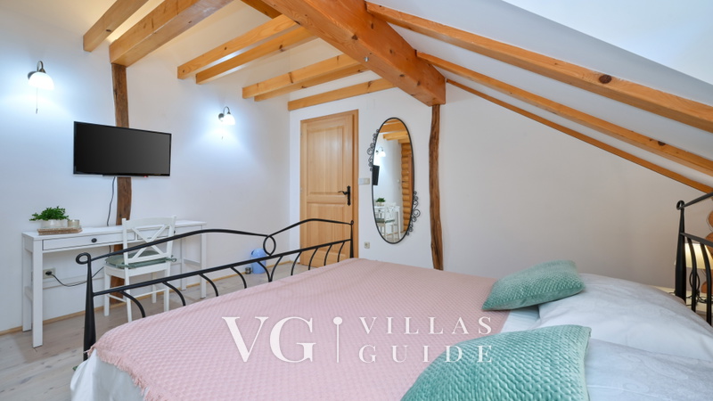Villa Pine Log Bedroom