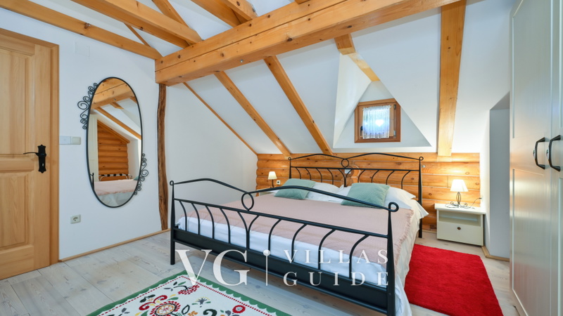 Villa Pine Log Bedroom