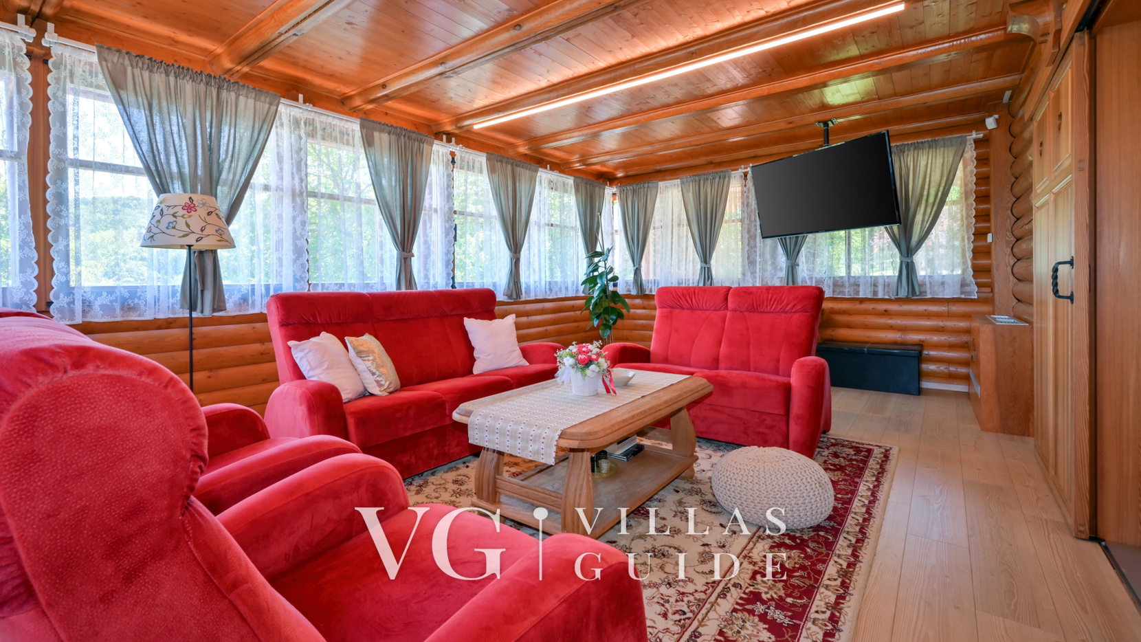 Villa Pine Log Living room