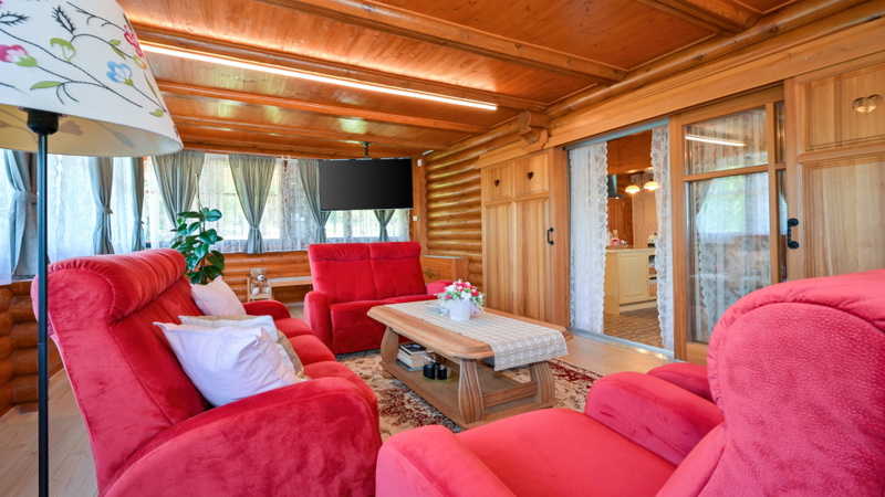 Villa Pine Log