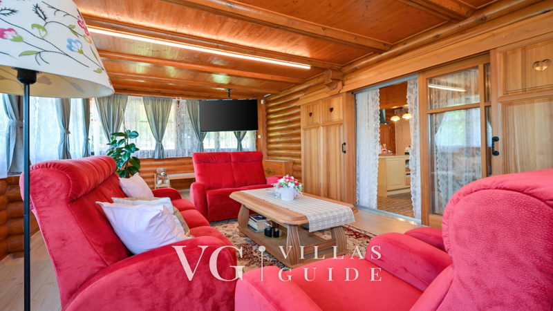 Villa Pine Log