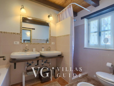 Villa White house B with pool Istria Badezimmer