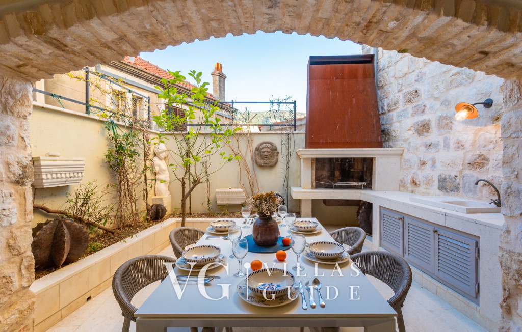 Villa Palazzo Antiqua island Vis Garden and property exterior