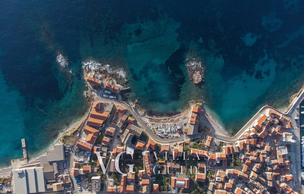 Villa Palazzo Antiqua island Vis Microlocation