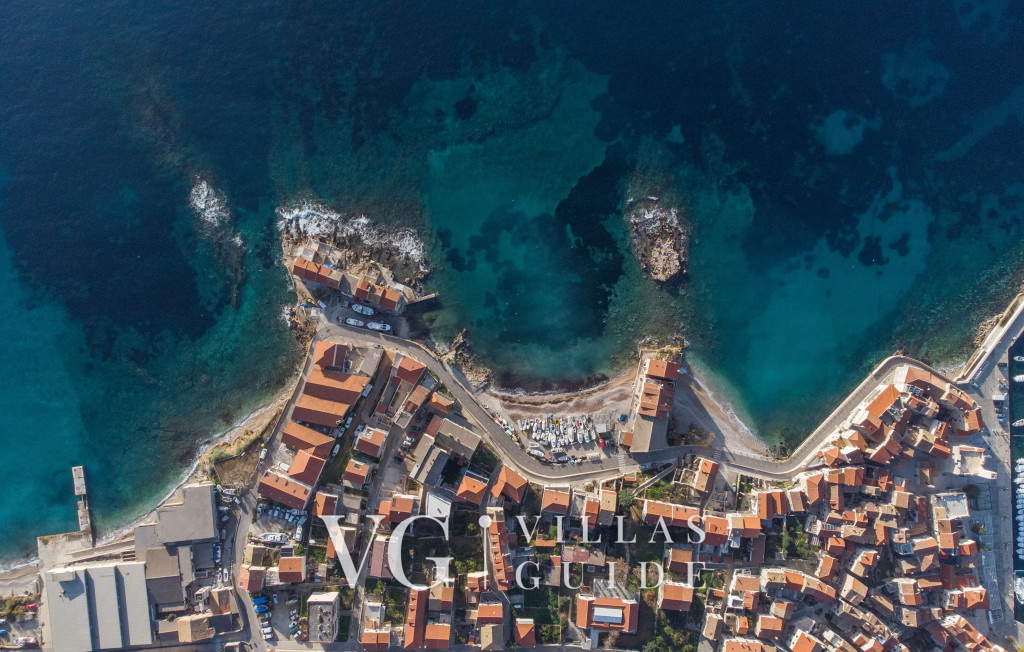 Villa Palazzo Antiqua island Vis Microlocation