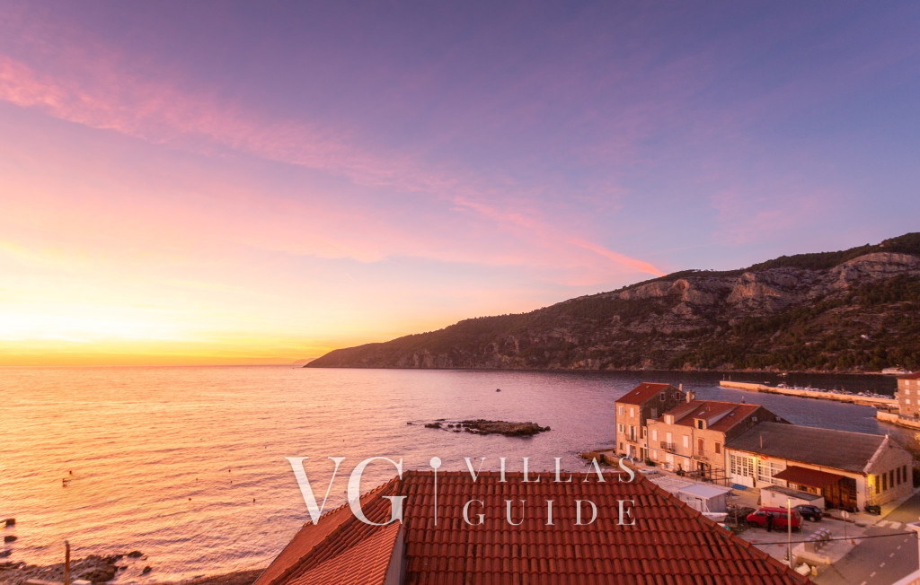 Villa Palazzo Antiqua island Vis Garden and property exterior