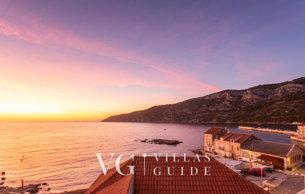 Villa Palazzo Antiqua island Vis Garden and property exterior