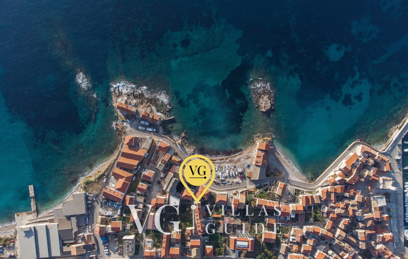 Villa Palazzo Antiqua island Vis Garden and property exterior