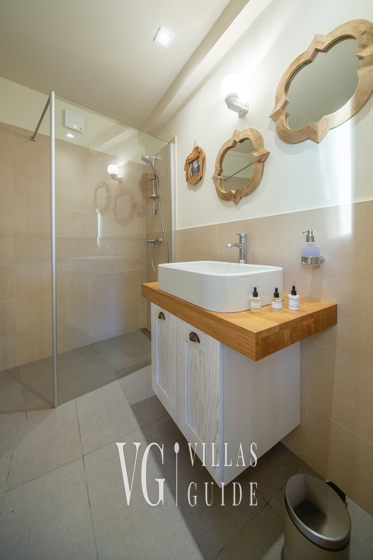 Villa Palazzo Antiqua beachfront Vis Bathroom