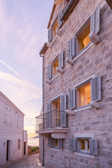 Villa Palazzo Antiqua beachfront Vis