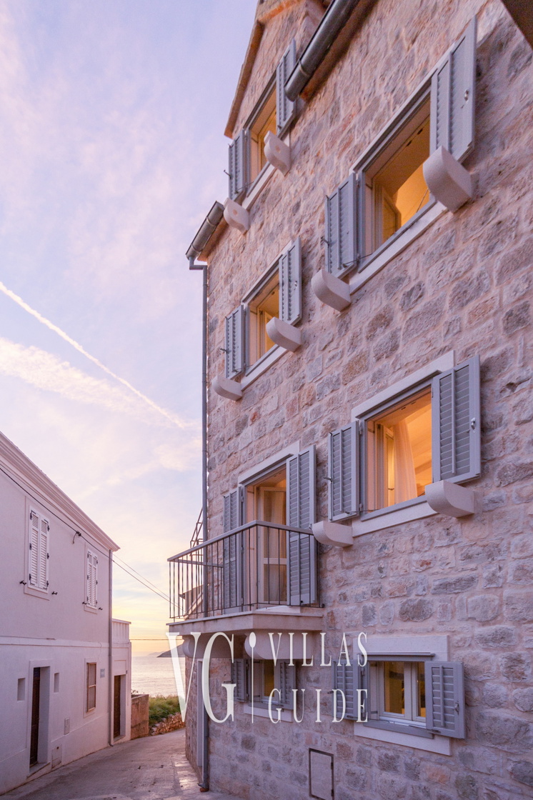 Villa Palazzo Antiqua beachfront Vis Garden and property exterior