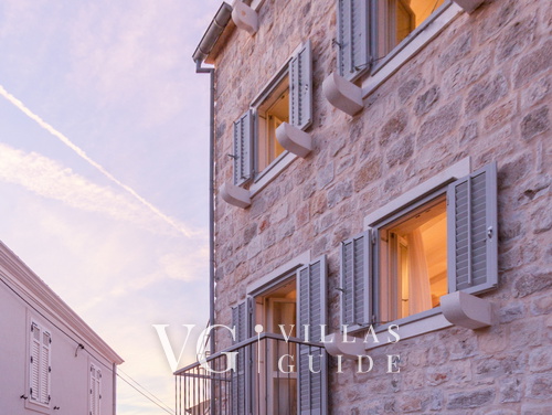 Villa Palazzo Antiqua beachfront Vis